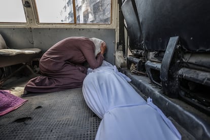 Una mujer llora la muerte de un ciudadano palestino tras el ataque israelí contra tiendas de campaña improvisadas para civiles desplazados en la Ciudad de Gaza, este miércoles.