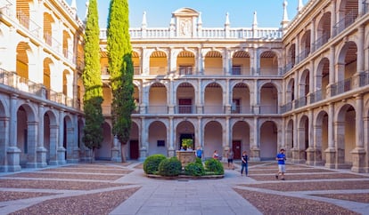 Mujeres para el Diálogo y la Educación ha puesto en marcha la web recinto histórico de Alcalá de Henares, incluidos en la lista del patrimonio mundial de la Unesco en 1998. Igual que la de De Medrano lo está a Salamanca, cuyo centro histórico es patrimonio mundial desde 1988. En la imagen, el patio de Santo Tomás de la Universidad de Alcalá de Henares.