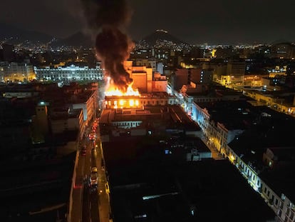 Un edificio en llamas al centro de Lima, durante las manifestaciones contra el gobierno de la presidenta Dina Boluarte, este jueves.