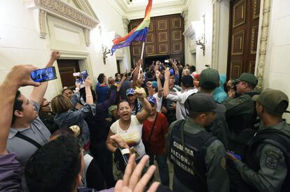 Cientos de personas ingresan a la fuerza al Palacio Legislativo para impedir una sesión especial en la que se discutiría un juicio político contra el presidente Nicolás Maduro. Varias personas resultaron heridas.