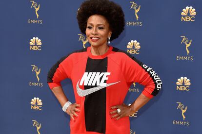 Jenifer Lewis vistió de Nike en los Emmy para apoyar al deportista.