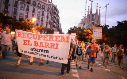 Marcha contra los pisos turísticos en el barrio de Sagrada Familia.