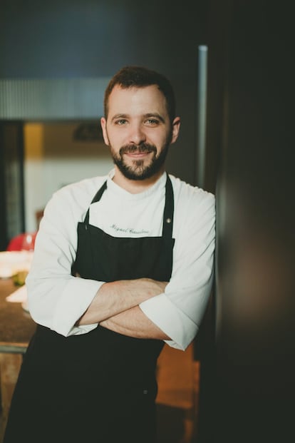 Después de varios inquilinos y de propuestas fallidas en este local, el cocinero Miguel Carretero se ha hecho fuerte en el espacio que acoge a Santerra.