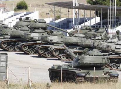 Los carros de combate M-60 en la base militar de Torrejón de Ardoz antes de ser desguazados.