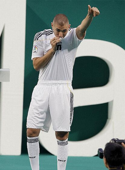 Benzema podrá besar el escudo con cada gol que marque en las seis temporadas por las que ha fichado por el Real Madrid