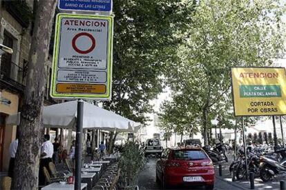 Un coche circula por la zona restringida, en la plaza de Santa Ana.