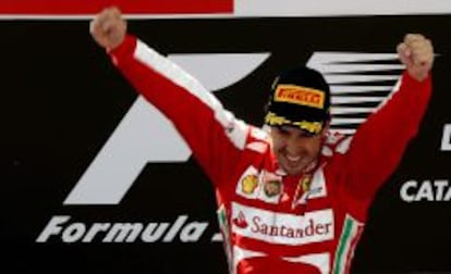 El piloto español de Ferrari Fernando Alonso celebra en el podio su victoria en el Gran Premio de España que se ha celebrado en el Circuito de Catalunya en Montmelo (Barcelona). EFE/Alberto Estévez