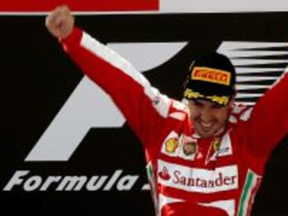 El piloto espa&ntilde;ol de Ferrari Fernando Alonso celebra en el podio su victoria en el Gran Premio de Espa&ntilde;a que se ha celebrado en el Circuito de Catalunya en Montmelo (Barcelona). EFE/Alberto Est&eacute;vez