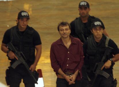 Cesare Battisti, condenado en Italia a cadena perpetua, es escoltado por la policía brasileña a su llegada a Brasilia, el 19 de marzo de 2007.