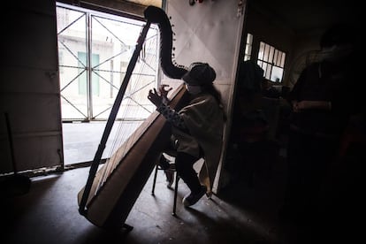 Todas las actividades educativas se vieron suspendidas en la ciudad de Buenos Aires. Sin embargo, algunos estudiantes intentan continuar su formación. Una niña en la Villa 21-24 ensaya en soledad con su instrumento.