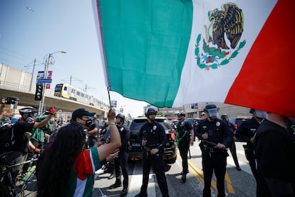 El presidente estadounidense decidió movilizar a 2.000 efectivos de la Guardia Nacional tras los enfrentamientos entre agentes del Servicio de Inmigración y Control de Aduanas y un grupo de manifestantes en Paramount, una ciudad a media hora del sur del centro angelino.