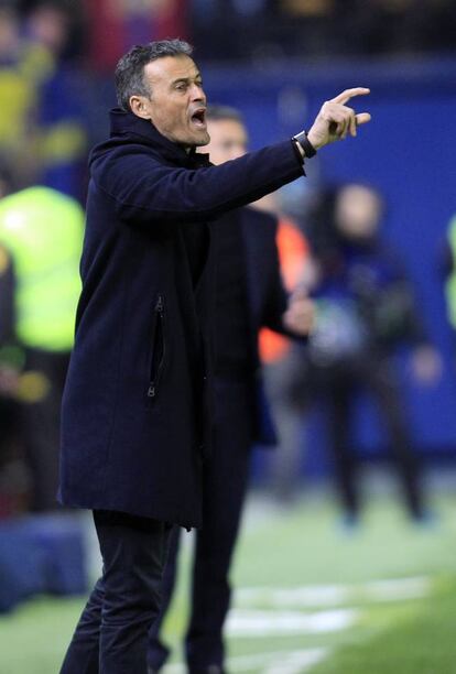El entrenador del FC Barcelona, Luis Enrique, gesticula durante el partido.