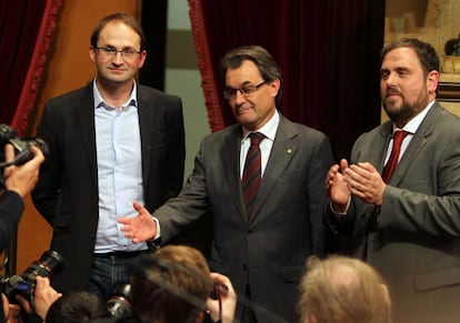 Mas, con Herrera (dcha) y Junqueras (izqda).  T. ALBIR (EFE)