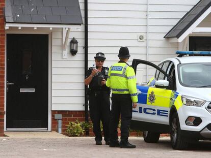 Un agente de policía delante de la casa de Charlie Rowley el pasado 4 de julio. 