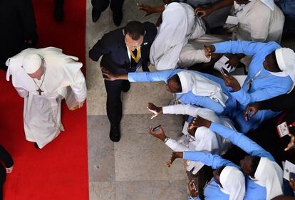 Un grupo de monjas saluda al papa Francisco a la entrada de este en la catedral de la Inmaculada Concepción de Maputo.