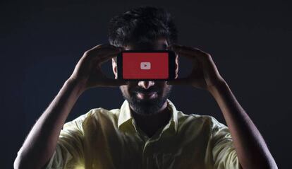 Choco con un smartphone con YouTube