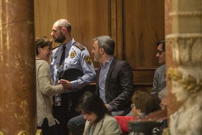 Jaume Collboni (PSC) y Ada Colau (Bcom&uacute;) conversan en un receso del pleno del Ayuntamiento. 
