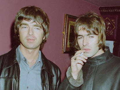 Liam y Noel Gallagher en Londres en 1998.