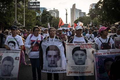 Familiares de los 43 estudiantes desaparecidos de Ayotzinapa durante una protesta