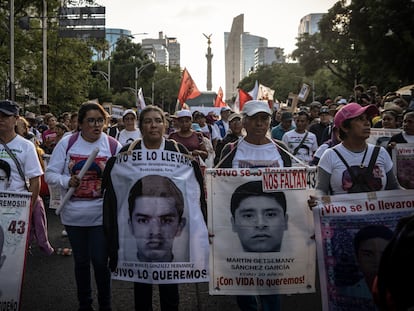 Familiares de los 43 estudiantes desaparecidos de Ayotzinapa durante una protesta