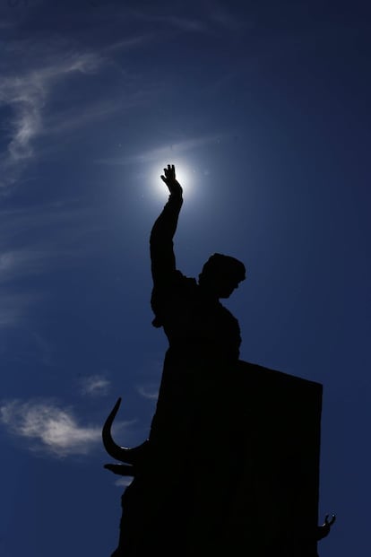 Contraluz de la estatua de José Cubero 'Yiyo' en Las Ventas.