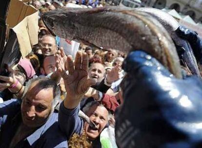 La protesta de los pescadores en A Coruña terminó con el reparto de pescado entre la población.