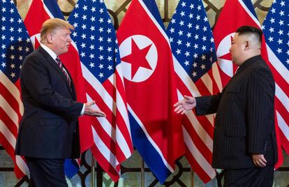 El líder norcoreano, Kim Jong-un, y el presidente de EE UU, Donald Trump, cenaron hoy en Hanói en un ambiente íntimo y distendido al inicio de su segunda cumbre, destinada a seguir reforzando lazos y a impulsar el diálogo sobre desnuclearización.