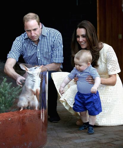 Primer viaje oficial. En abril de 2014, los duques de Cambridge visitaron durante tres semanas Australia y Nueva Zelanda acompañados de su hijo, quien se convirtió en una de las estrellas de su viaje con divertidas imágenes junto a sus padres.