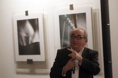 Jordi Soc&iacute;as en un momento de su explicaci&oacute;n del retrato de Pedro Almodovar.