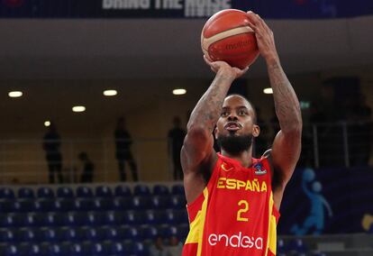 Lorenzo Brown lanza a canasta durante el partido del Eurobasket 2022 entre España y Montenegro.