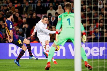 Ter Stegen y Sergi Roberto ante Kike García en el Barcelona-Eibar.