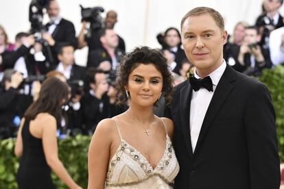 Selena Gomez y Stuart Vevers posan a su llegada al Met.