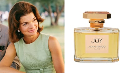 Jackie Kennedy

Utilizó muchos perfumes en su vida, pero uno de los predilectos fue ‘Joy’, de Jean Patou. Nacido con el crack del 29, fue paradójicamente uno de los perfumes más caros del mundo quizá precisamente por lo laborioso de su proceso: para unos 30 ml. de perfume se requerían más de 10.500 jazmines y 28 docenas de rosas de mayo. Fue elegida la esencia del siglo en el año 2000.
