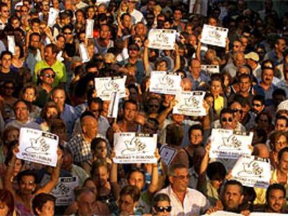Manifestación celebrada ayer en las calles de Santa Pola contra el atentado terrorista del domingo pasado.