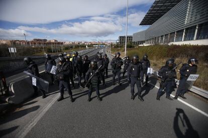 Agentes antidisturbios impiden el paso a los taxistas para que no bloqueen la M-40 dirección la A-1, el 23 de enero de 2018.