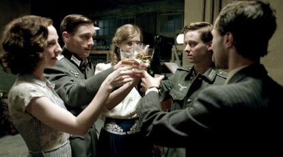 Los cinco personajes principales de 'Hijos del Tercer Reich', en una escena del primer capítulo.