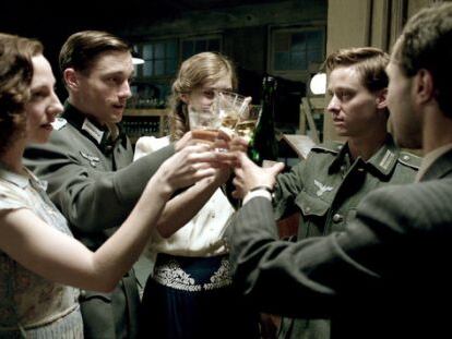 Los cinco personajes principales de &#039;Hijos del Tercer Reich&#039;, en una escena del primer cap&iacute;tulo.