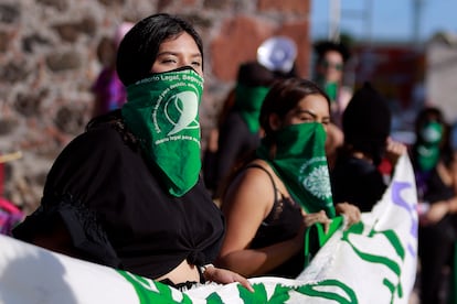 Manifestantes a favor del aborto participan durante una marcha en Querétaro, el 28 de septiembre de 2020