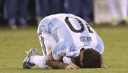 Lionel Messi lamenta el desv&iacute;o de su penal ante Chile.