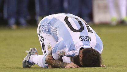 Lionel Messi lamenta el desvío de su penal ante Chile.