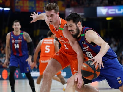 Kalinic (d) juega un balón ante Reuvers, durante el partido de este domingo.