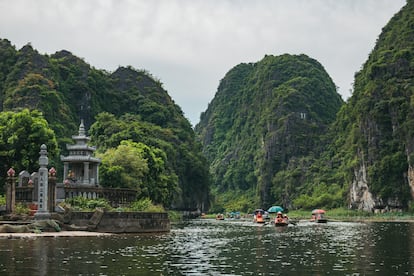 Una pagoda a orillas del río Ngo Dong.