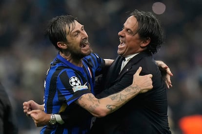Simone Inzaghi (derecha) celebra con Francesco Acerbi el pase a la final de la Champions tras eliminar al Barcelona.