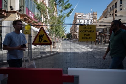 Una valla cierrael acceso a la plaza de La Campana, en el centro de Sevilla por el inicio de las obras del Tranvibus