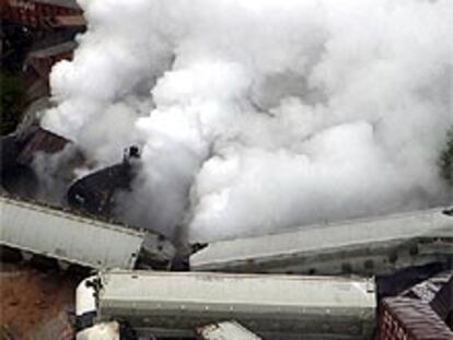 La nube de gas tóxico causada por el vertido de ácido tras descarrilar un tren en EE UU
