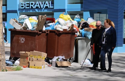 Cubos de basura sin recoger en la calle Orense tras el quinto día de huelga de recogida de basuras en Madrid.