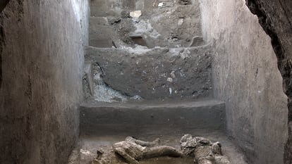 Corpos de duas vítimas de Pompeia, surpreendidas pela erupção do Vesúvio no ano 79.