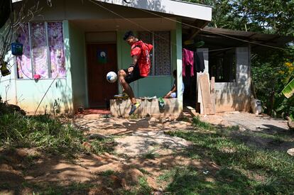 Junior Jara, un estudiante de Salitre de 22 años, juega delante de la nueva casa familiar, donde vive con su madre y su hermana.