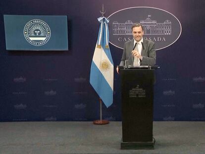 El portavoz de la Presidencia de Argentina, Manuel Adorni, habla en una conferencia de prensa en la Casa Rosada, en Buenos Aires, este lunes.