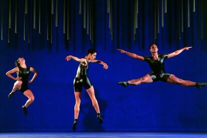 Els ballarins del Grupo Corpo interpretant la coreografia &#039;Bach&#039;.